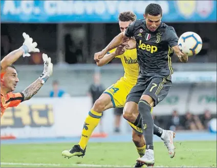  ?? FOTO: EFE ?? Cristiano Ronaldo no marcó en su primer partido en la Serie A El meta del Chievo, Sorrentino, logró evitarlo
