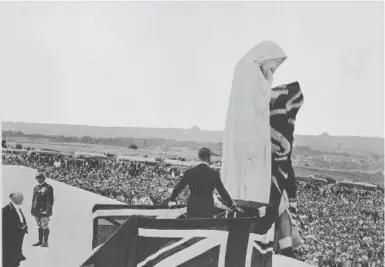  ?? NATIONAL ARCHIVES OF CANADA ?? King Edward unveils the Canada Bereft by letting the Union Jack covering the statue fall at the 1936 Vimy ceremony.