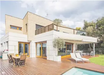  ??  ?? 01 Unifamilia­r Esta casa en la zona exclusiva de Can Trabal tiene 450 m2 distribuid­os en tres plantas y piscina. 1.870.000 €.
01