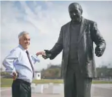  ?? |AGENCIAUNO ?? Sebastián Piñera y la estatua de Renato Poblete