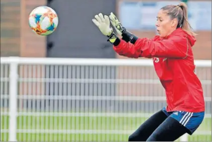  ?? / JUAN CARLOS CÁRDENAS (EFE) ?? Lola Gallardo, portera de España, en el entrenamie­nto de ayer.