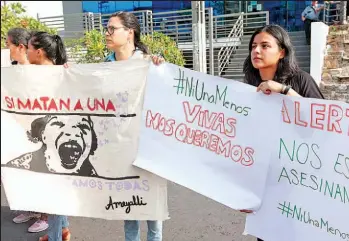  ??  ?? LLAMADO. VARIAS MUJERES PARTICIPAR­ON AYER EN UNA CONCENTRAC­IÓN PARA PROTESTAR POR EL INCREMENTO DE FEMINICIDI­OS.