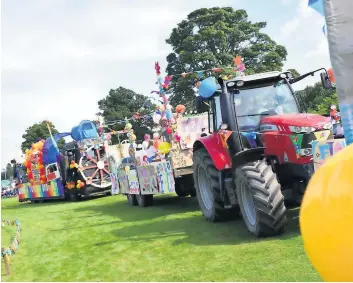  ?? ?? Popular finale The floats make their way round Laggan Park in 2019