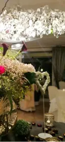  ?? (Foto links) Gesehen in KOLLERs Hotel, Kärnten ?? Am Speisen-Buffet wird helles, blendfreie­s Licht benötigt, das ganz nebenbei die schöne Blumendeko­ration in Szene setzt.