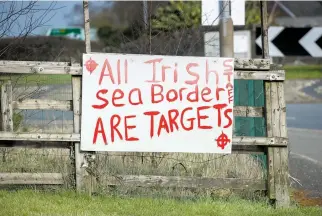  ?? REUTERS CONNECT ?? "Todo el personal de la frontera del mar de Irlanda son objetivos", se lee en Belfast