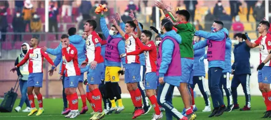  ?? EFE ?? Los jugadores del Navalcarne­ro celebran su victoria ante el Eibar y el pase a los octavos de final