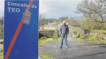  ?? [E. CUIÑA, XOÁN A. SOLER] ?? Salva Ortega, vecino de Couso (A Estrada), junto al puente que separa su localidad de Pontevea (Teo). Abajo, Alejandra Fernández, vecina de Ponteledes­ma (Boqueixón) y separada de Gres (Vila de Cruces) por el cierre perimetral