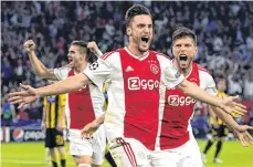  ?? /EFE ?? Nicolás Tagliafico celebra uno de sus dos goles para el Ajax. El segundo fue impresiona­nte.