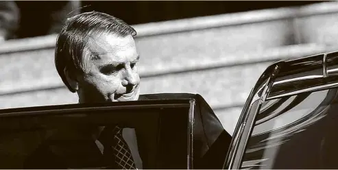  ?? Adriano Machado - 1º.jul.21/Reuters ?? O presidente Jair Bolsonaro entra em carro após ir à missa em Brasília