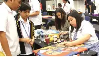  ??  ?? CELEBRATIN­G PHILIPPINE ART.. High shool students and budding artists competed in an on-the-spot painting contest.