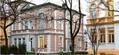  ??  ?? In der Villa Stettenstr­aße 10 lebte von 1910 bis zu seinem Tod 1917 der Bankier und Magistrats­rat Max Schwarz. Das um 1880 erbaute stilvolle Haus ist jetzt ein Firmensitz.