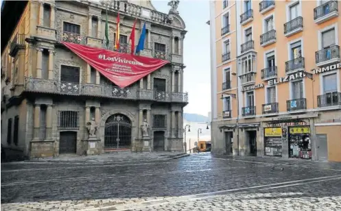  ?? Foto: Javier Bergasa ?? Este inmenso pañuelo estuvo colgado de la fachada del edificio consistori­al entre el 6 y 14 de julio del año pasado.