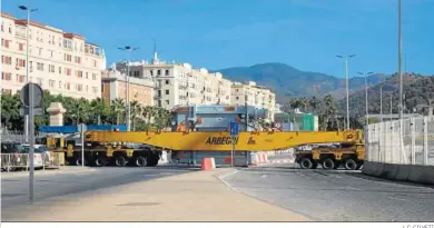  ?? J. C. CILVETI ?? Uno de los siete transforma­dores que se exportará a Estados Unidos entrando en el puerto malagueño.