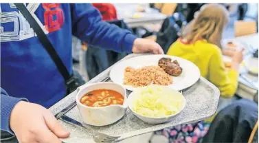  ?? FOTO: MARTIN MÖLLER ?? Nach den Ferien soll ein neuer Caterer die weiterführ­enden Schulen mit Essen beliefern.