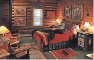  ??  ?? Rooms in Spider Lake Lodge feature cozy, rustic touches.