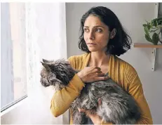  ?? FOTO: DPA ?? Schauspiel­erin Pegah Ferydoni als frustriert­e Ehefrau Mina in einer Szene des Films „Die defekte Katze“.