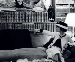  ??  ?? icona | Douglas Kirkland, «Ritratto di Gabrielle Chanel sul suo divano», luglio 1962