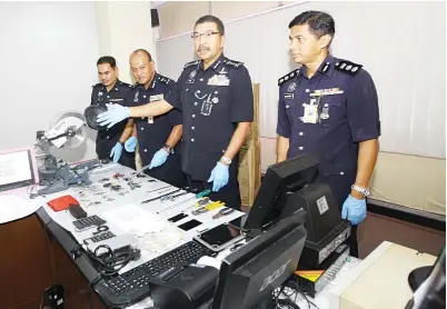  ??  ?? RAMLI (dua kanan) dan Chandra (kanan) menunjukka­n barang-barang rampasan selepas sidang media kelmarin.