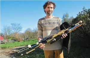  ?? | PHOTO : OUEST-FRANCE ?? François Boudet fabrique un instrument traditionn­el irlandais à Carentoir.
