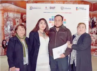  ??  ?? Isamar Ríos Valenzuela y Heriberto Castillo con sus mamás en las Bodas Colectivas