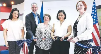  ??  ?? Autoridade­s del IHCI y de la Embajada de Estados Unidos realizaron el corte de cinta en la inauguraci­ón de la Biblioteca Abraham Lincoln.