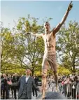  ?? Foto: dpa ?? Zlatan Ibrahimovi­c bei der Einweihung seiner Statue im Oktober 2019.