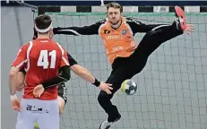  ?? FOTO: KURT KOSLER ?? BHC II-Keeper Aaron Hallfeldt war in der Wittkulle der Mann für die spektakulä­ren Paraden gegen den VfB Homberg.