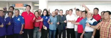  ??  ?? Ahmad Lai (front, eighth left) and Ting on his left join the welcoming committee in a group photo at Miri Airport.