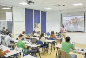  ??  ?? En clase. Alumnos de ESIC siguen atentos las enseñanzas de su profesor.