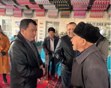  ?? ?? Dilixiati Parhati talks to a local Muqam artist who is listed as a national-level intangible cultural heritage inheritor in Kashgar, Xinjiang Uygur Autonomous Region, on December 2, 2023