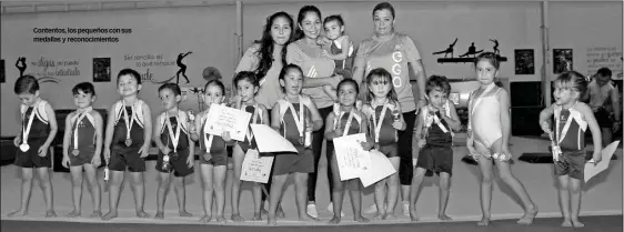  ??  ?? Contentos, los pequeños con sus medallas y reconocimi­entos