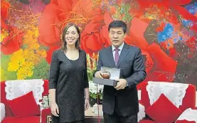  ??  ?? Regalo. María Eugenia Vidal junto al Alcalde de Chengdú, Luo Qiang.