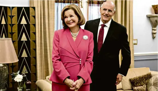  ?? Saeed Adyani/Divulgação ?? Atriz Jessica Walter e o colega Jeffrey Tambor em cena da série ‘Arrested Developmen­t’