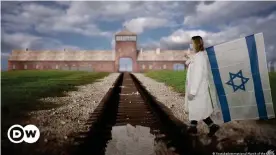  ??  ?? Das Bild von Auschwitz-Birkenau ist der Hintergrun­d für den virtuellen Marsch der Lebenden 2021