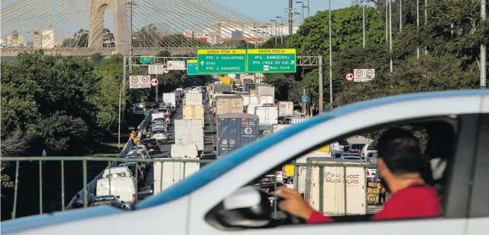  ?? ?? Para a psicóloga Fabiana Villas Boas, quem tem carro precisa avaliar a realidade e fazer escolhas: é melhor sair mais cedo de casa ou encarar o congestion­amento?