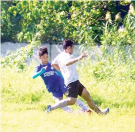  ?? BAI SIANG LIM ?? GAME HERO. Jasper Rex Lim aims to score a goal to give Unit 6 the Dcaa Meet 2018 secondary boys football gold medal over Unit 7 in their finals at Tionko field recently.