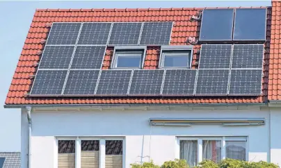  ?? FOTO: DPA ?? Wie viel Geld der Verkäufer einer Immobilie verlangen kann, hängt von vielen Faktoren ab. Eine Solaranlag­e auf dem Dach zum Beispiel kann wertsteige­rnd sein.