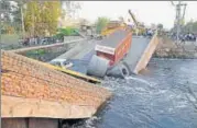  ?? SUBHASH SHARMA/HT PHOTO ?? The bridge collapsed and its two sides formed a ‘V’ shape due to which vehicles got stuck.