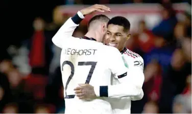  ?? Agence France-presse ?? ↑
Manchester United’s Wout Weghorst (left) celebrates with team-mate Marcus Rashford after their victory over Nottingham Forest during their English League Cup semi-final match.