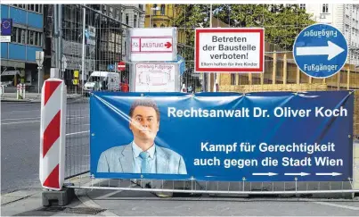  ??  ?? Die neue Werbefläch­e ist doppelt so breit wie das alte Schild und wurde an der Baustellen­absperrung angebracht. Anwalt Oliver Koch will sie als Antwort auf die TafelAffär­e verstanden wissen