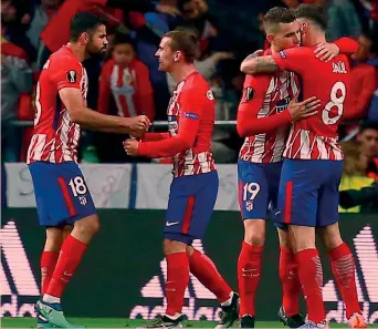  ?? GETTY IMAGES ?? Diego Costa, 29 anni, il primo da sinistra, festeggia l’1-0 con Griezmann