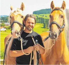  ?? FOTO: STEFANIE BÖCK ?? Elmar Kretz mit seinen goldenen Pferden aus Portugal. Die Lusitanos sollen im Ravensburg­er Weihnachts­circus zu sehen sein.