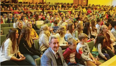  ?? Fotos: Maria Schmid ?? Da strahlte auch der Hans-Joachim Kania: Der Förderer der Kinder- und Jugendbild­ung saß im Rund der gut 700 Schüler, die im Kursaal ein Orchester bei der Arbeit begleiten durften.