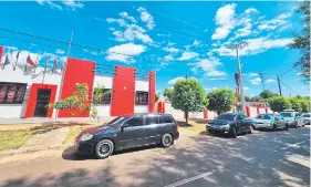  ?? ?? Funcionari­os de la ANDE de San Pedro procediero­n al corte de energía eléctrica en la seccional colorada de Santaní.