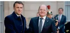  ?? FOTO: DPA ?? Frankreich­s Präsident Emmanuel Macron (links) und Bundeskanz­ler Olaf Scholz (SPD) vor dem Elysée-Palast: 21 Gäste hatte Macron eingeladen.