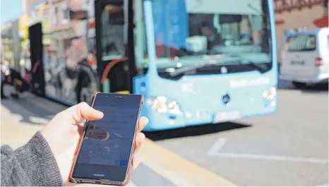  ?? FOTO: MICHELLE BARBIC ?? Per Smartphone Fahrkarte lösen und für einen Euro Stadtbus fahren: Ab 1. Januar 2019 ist das in Biberach möglich. Neben dem Einzelfahr­schein werden auch weitere Tarife günstiger.