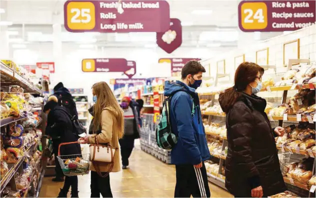  ?? File/reuters ?? ±
People shop at a supermarke­t in London.