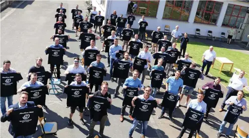  ?? FOTO: DOREEN SCHIRMER ?? 43 Absolvente­n der Akademie in Northeim sind nun staatliche geprüfte Techniker. Stolz präsentier­en sie zu diesem Anlass bedruckte T-shirts. Mit Martin Ausmeier aus Arenshause­n und Pascal Gille aus Gerbershau­sen sind auch zwei Eichsfelde­r unter den Absolvente­n.