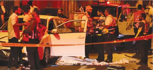  ?? (Ahmad Gharabli/AFP via Getty Images) ?? POLICE CORDON off the area in Elad last night after the terrorist attack.