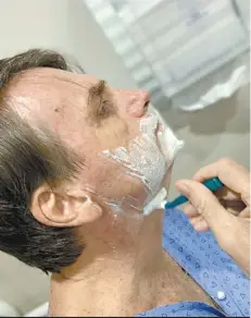  ?? | REPRODUÇÃO ?? Presidente divulgou anteontem foto fazendo a barba no hospital